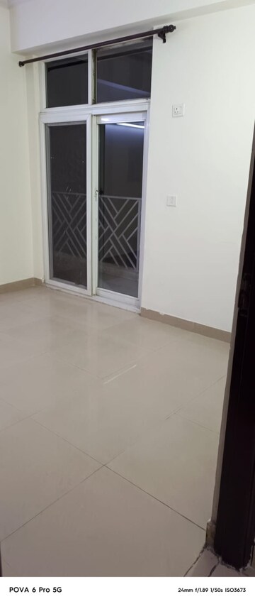 Room in 2 BHK Apartment at Amrapali Eden Park, Sector 50 – for Rent