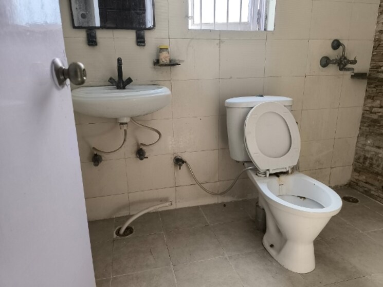 Bathroom, puri-vip-floors 3 Bedroom 2700 Sq.Ft. Apartment In Sector 81 Faridabad 8157062