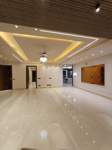Parking in 4 BHK Builder Floor at Kohli One Malibu Town, Sector 47 – for Sale