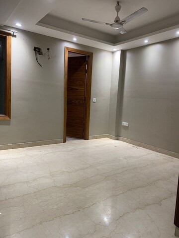 Room in 3 BHK Builder Floor at Paschim Vihar – for Rent