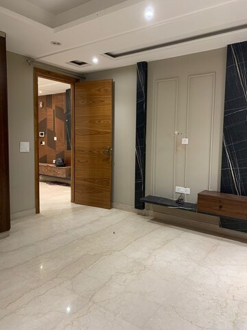 Room in 3 BHK Builder Floor at Paschim Vihar – for Rent
