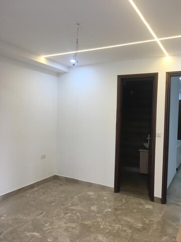 Room in 3 BHK Builder Floor at Paschim Vihar – for Rent