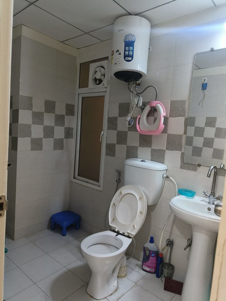 Bathroom, gaur-city-2-11th-avenue 3 Bedroom 871 Sq.Ft. Apartment In Sector 16c Greater Noida Greater Noida 8157326