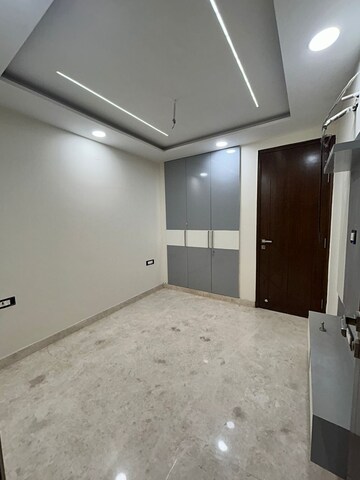 Room in 3 BHK Builder Floor at Paschim Vihar – for Rent