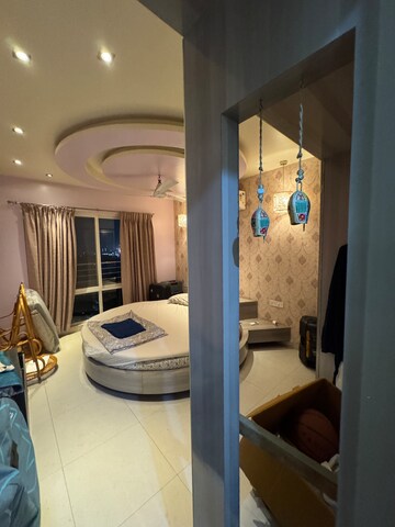 Room in 4 BHK Apartment at Marvel Diva 2, Subhas Nagar – for Rent