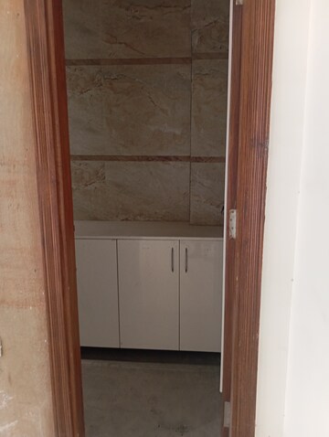 Room in 2.5 BHK Builder Floor at Krishna Nagar – for Rent