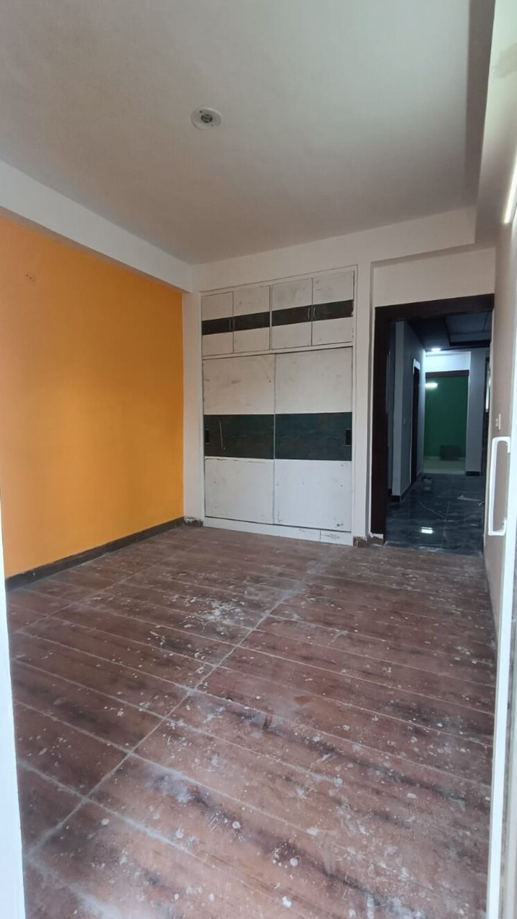 Room, sector 73 3 Bedroom 1350 Sq.Ft. Builder Floor In Sector 73 Noida 8157500