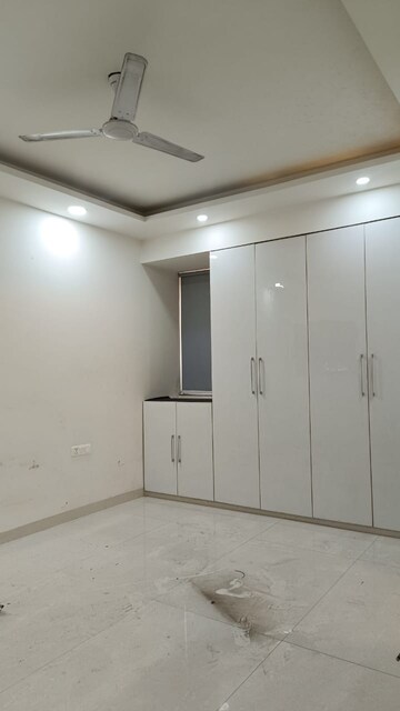 Room in 3 BHK Builder Floor at Paschim Vihar – for Rent