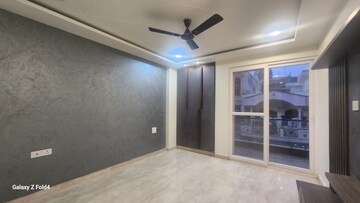 Room in 3 BHK Builder Floor at Paschim Vihar – for Rent