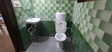 Attached Bathroom in 3.5 BHK Villa at Dalanwala – for Rent