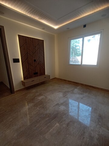 Room in 3 BHK Builder Floor at Paschim Vihar – for Rent