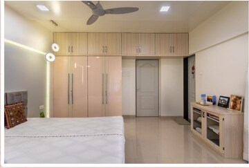 Room in 5 BHK Apartment at Lapis Lazuli Apartment, Koregaon Park – for Sale