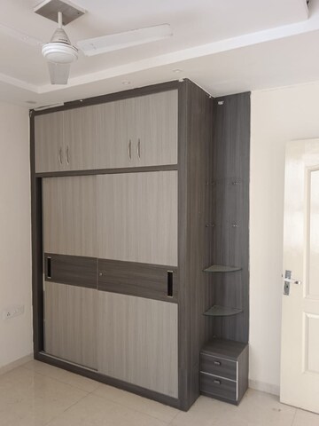 Room in 3 BHK Apartment at Omaxe Waterscapes, Gomti Nagar – for Rent