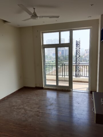 Room in 3 BHK Apartment at Omaxe Waterscapes, Gomti Nagar – for Rent