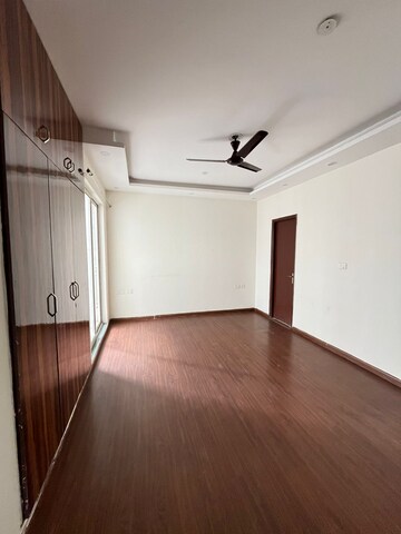 Room in 3 BHK Apartment at Jm Orchid, Sector 76 – for Rent