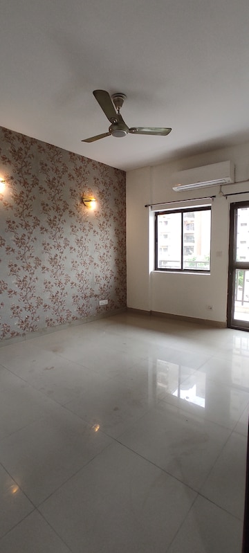 Room in 3.5 BHK Apartment at Ardee City Palm Grove Heights, Sector 52 – for Rent