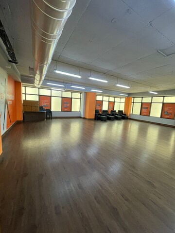 Parking in  Showroom at Link Plaza Commercial Complex, Andheri West – for Rent