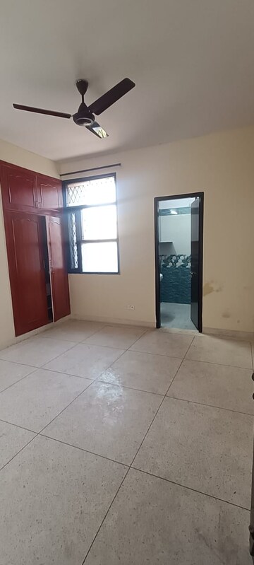 Room in 3 BHK Apartment at Sector 4, Dwarka – for Rent