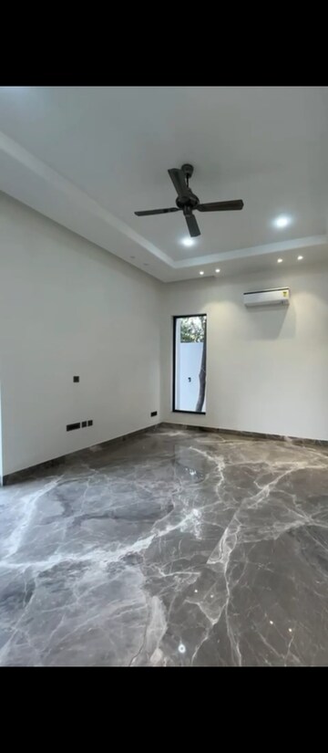 Room in 5 BHK Villa at Chattarpur – for Sale