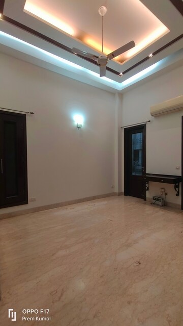 Room in 3 BHK Builder Floor at Green Park Extension – for Rent