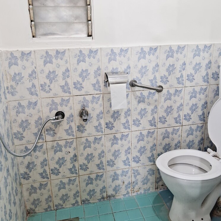 Bathroom, sai-shakti-chs-andheri-west 2 Bedroom 720 Sq.Ft. Apartment In Yari Road Mumbai 8158388