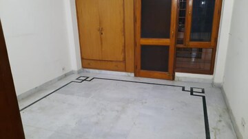 Room in 3 BHK Builder Floor at Sector 26a – for Rent