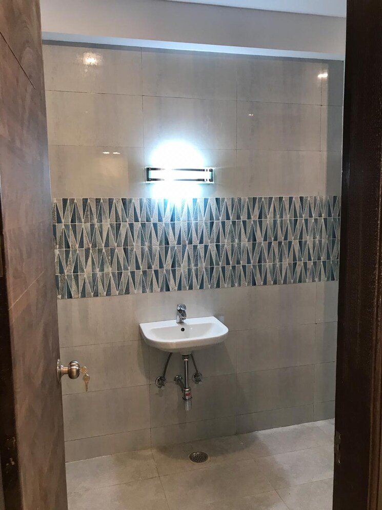 Bathroom, sector 88 3 Bedroom 125 Sq.Yd. Builder Floor In Sector 88 Faridabad 8158602