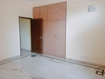 Room in 3 BHK Builder Floor at Sector 26a – for Rent