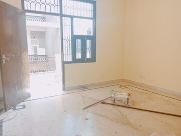 Room in 3 BHK Builder Floor at Sector 26a – for Rent
