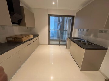 Room in 5 BHK Apartment at Rustomjee Crown, Prabhadevi – for Rent