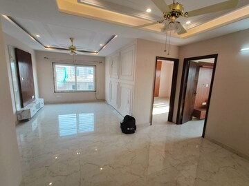 Room in 3 BHK Builder Floor at Sector 9 – for Rent