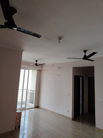 Room in 2 BHK Apartment at Amrapali Golf Homes, Sector 4, Greater Noida – for Rent