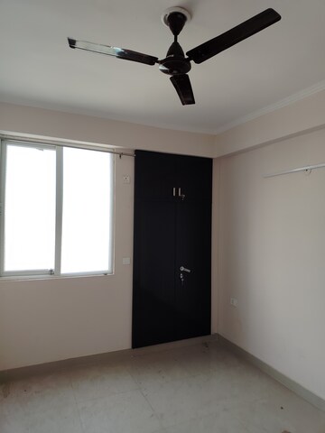 Room in 2 BHK Apartment at Amrapali Golf Homes, Sector 4, Greater Noida – for Rent