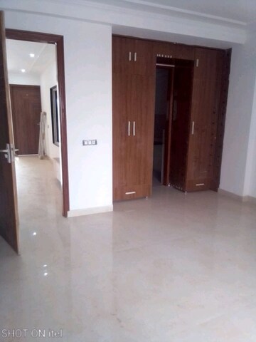 Room in 3 BHK Builder Floor at Sector 52 – for Rent