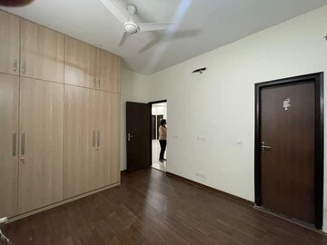 Room in 3 BHK Builder Floor at BPTP Amstoria, Sector 102 – for Rent
