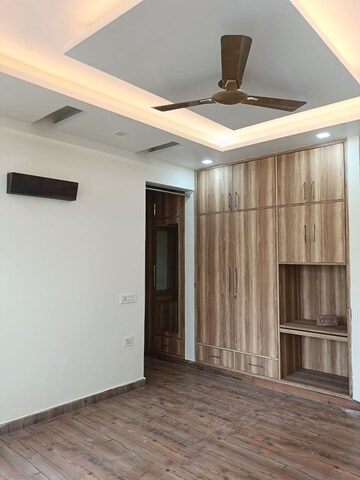Room in 4 BHK Builder Floor at Sector 51 – for Rent