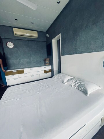 Furnished Amenities in 2.5 BHK Apartment at Oberoi Realty Woods, Goregaon East – for Rent