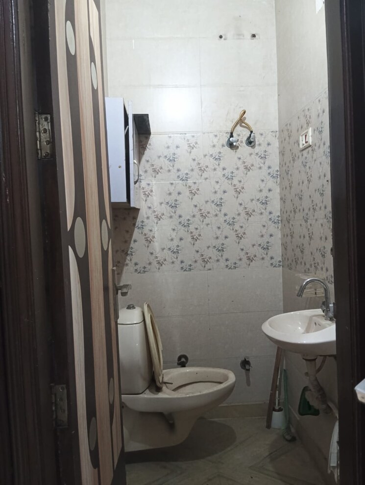 Bathroom, rohini sector 25 2 Bedroom 650 Sq.Ft. Builder Floor In Rohini Sector 25 Delhi 8159006