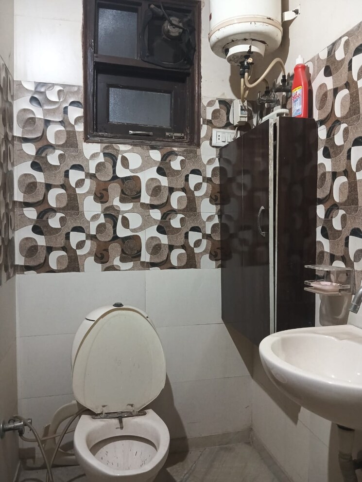 Bathroom, rohini sector 25 2 Bedroom 650 Sq.Ft. Builder Floor In Rohini Sector 25 Delhi 8159006