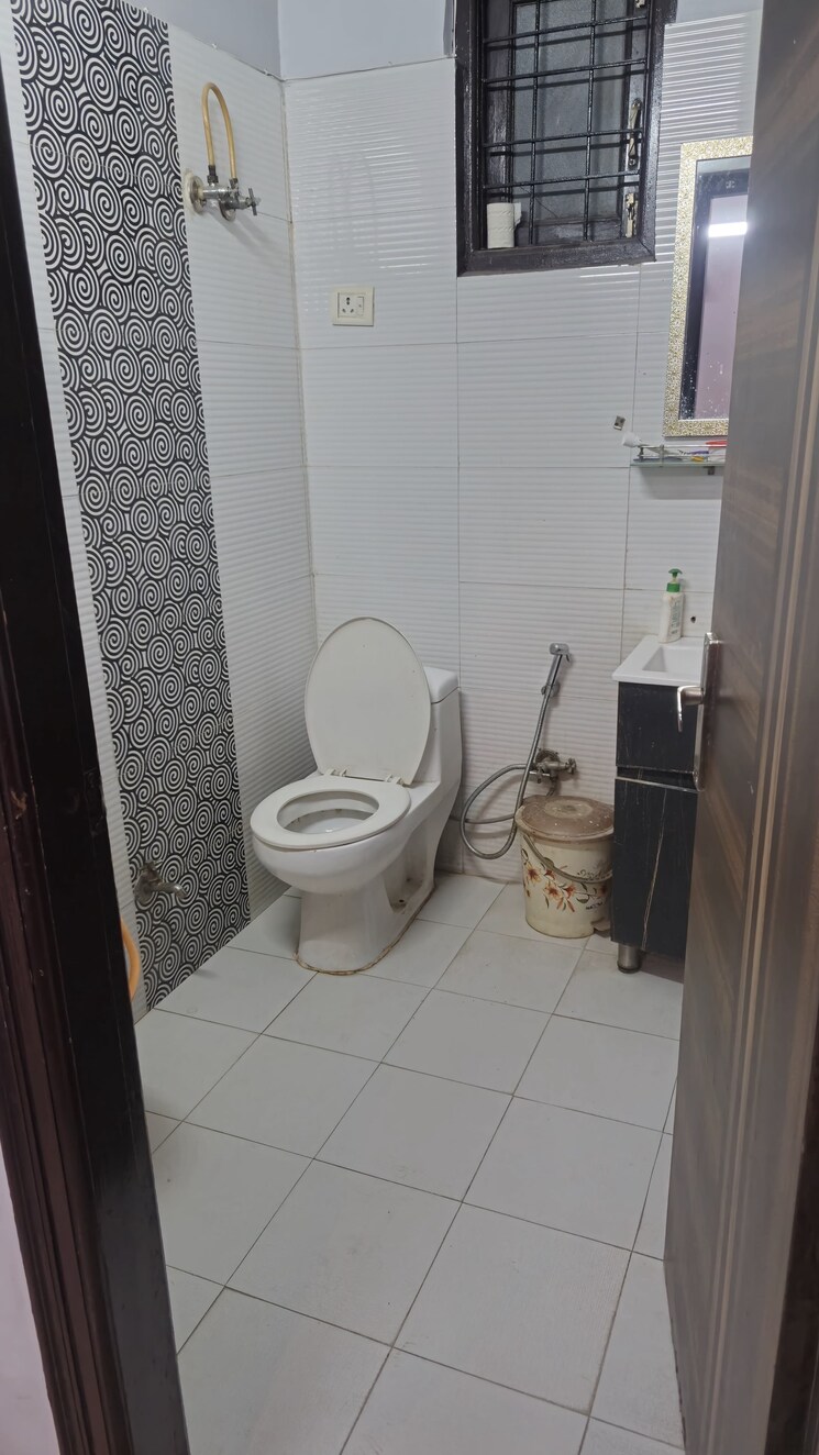 Bathroom, pratap vihar 3 Bedroom 1310 Sq.Ft. Builder Floor In Pratap Vihar Ghaziabad 8159017
