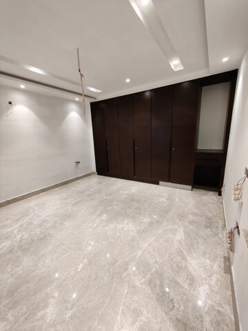 Room in 2 BHK Apartment at Churchgate – for Sale