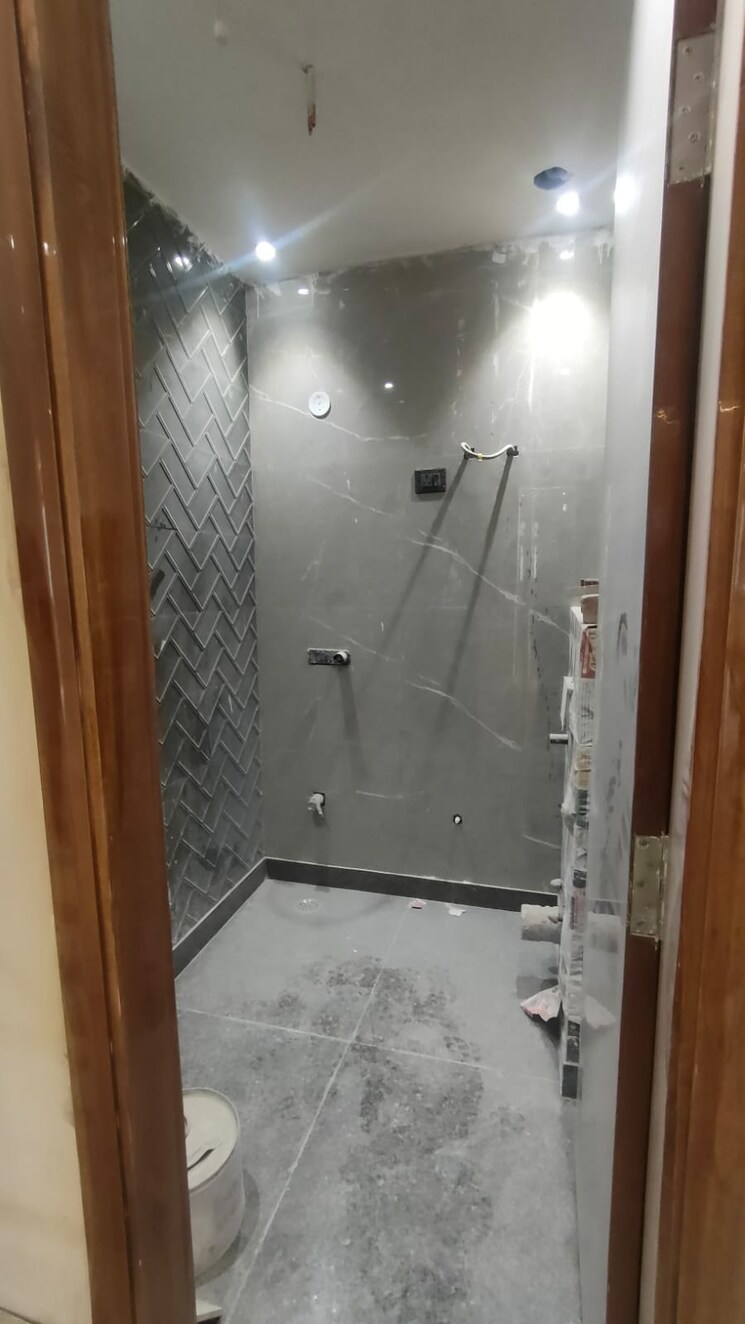 Bathroom, rohini sector 24 4 Bedroom 150 Sq.Yd. Builder Floor In Rohini Sector 24 Delhi 8159050