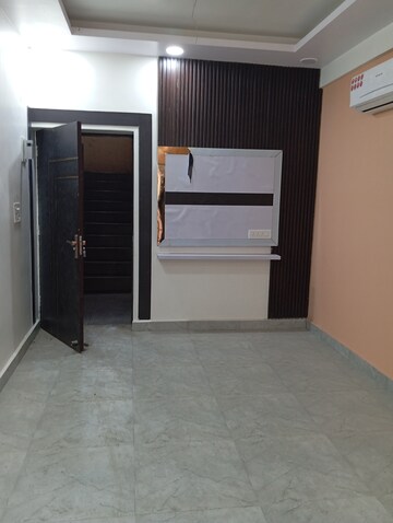 Room in 2.5 BHK Builder Floor at Krishna Nagar – for Rent