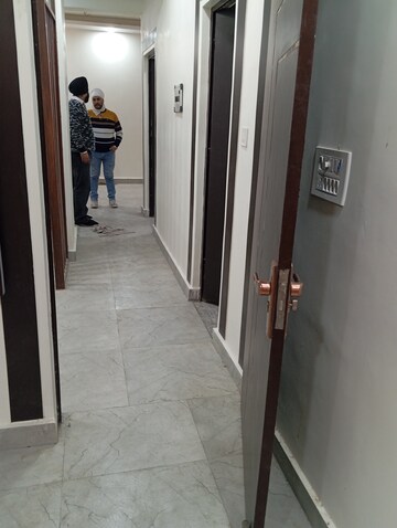 Furnished Amenities in 2.5 BHK Builder Floor at Krishna Nagar – for Rent