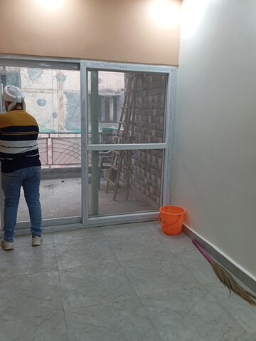 Furnished Amenities in 2.5 BHK Builder Floor at Krishna Nagar – for Rent