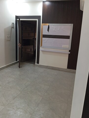 Room in 2.5 BHK Builder Floor at Krishna Nagar – for Rent