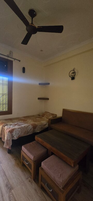 Living Room in 1.5 BHK Independent House at Gomti Nagar – for Rent