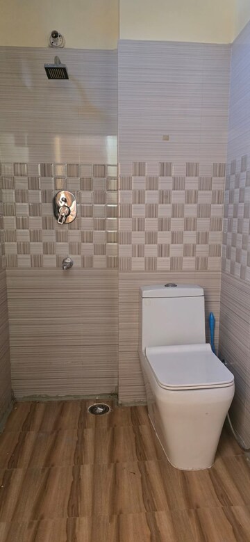 Bathroom in 1.5 BHK Independent House at Gomti Nagar – for Rent