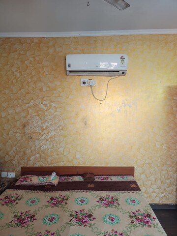 Furnished Amenities in 3 BHK Apartment at Mahagun Manor, Sector 50 – for Sale