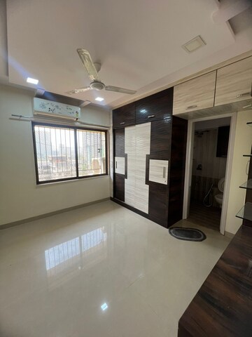 Room in 3 BHK Apartment at Malad West – for Rent